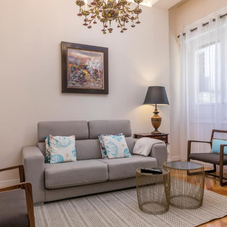 Reina 1 by Forever Rentals - Three-Bedroom Superior Apartment - 11
