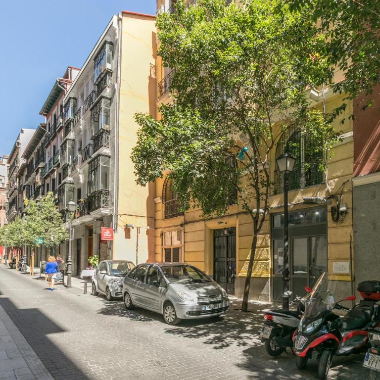 Reina 1 by Forever Rentals - Three-Bedroom Superior Apartment - 19