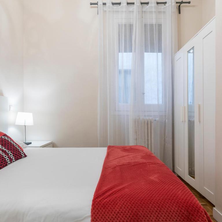Reina 1 by Forever Rentals - Three-Bedroom Superior Apartment - 7