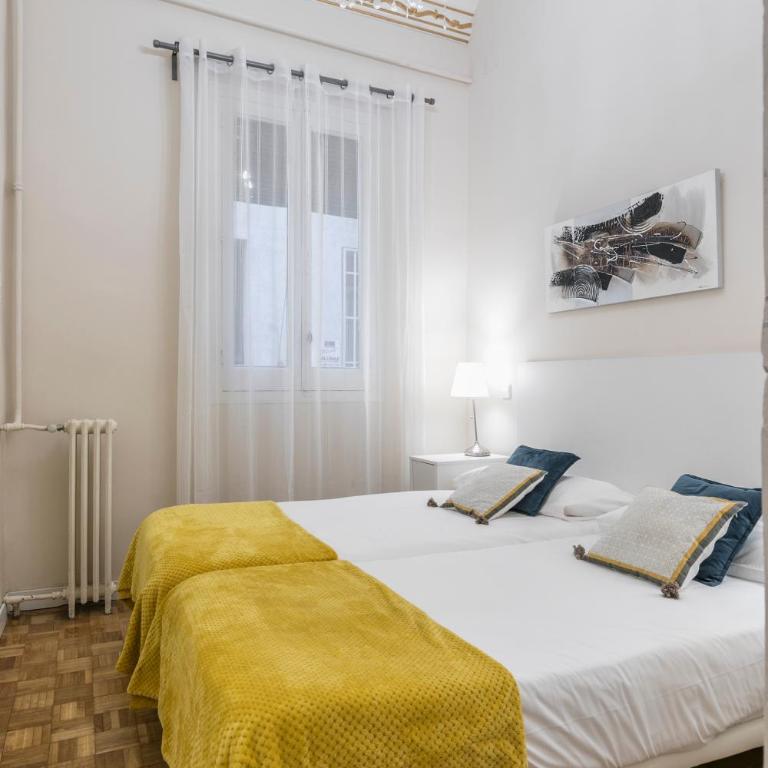 Reina 1 by Forever Rentals - Three-Bedroom Superior Apartment - 22