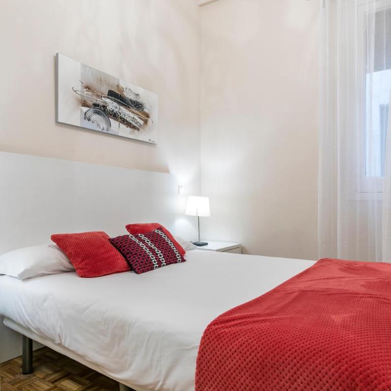 Reina 1 by Forever Rentals - Three-Bedroom Superior Apartment - 26
