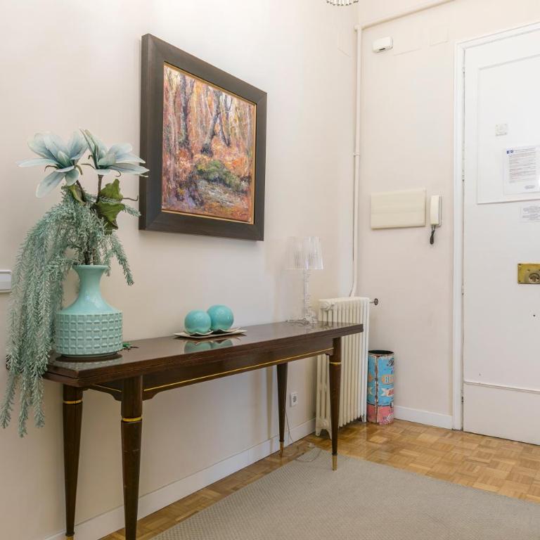 Reina 1 by Forever Rentals - Three-Bedroom Superior Apartment - 14