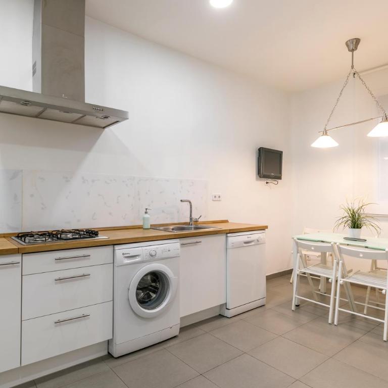 Reina 1 by Forever Rentals - Three-Bedroom Superior Apartment - 27