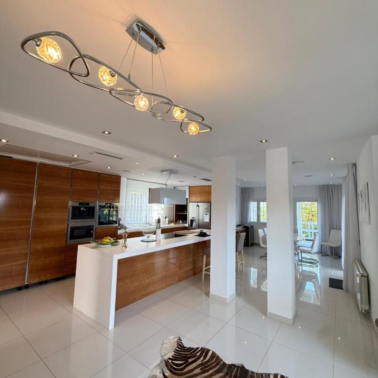 Stunning and luxury Villa in Marbella-Atalaya - 250m to GC Atalaya, 2x 18 holes and very close to the beach of San Pedro de Alcántara and Puerto Banus or Puente Romano - Villa Deluxe - 62