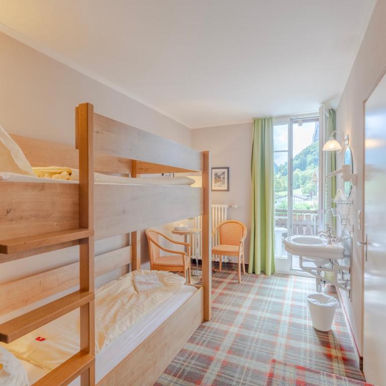 Hotel Staubbach - Vierbettzimmer mit Balkon und Blick auf den Wasserfall - 6