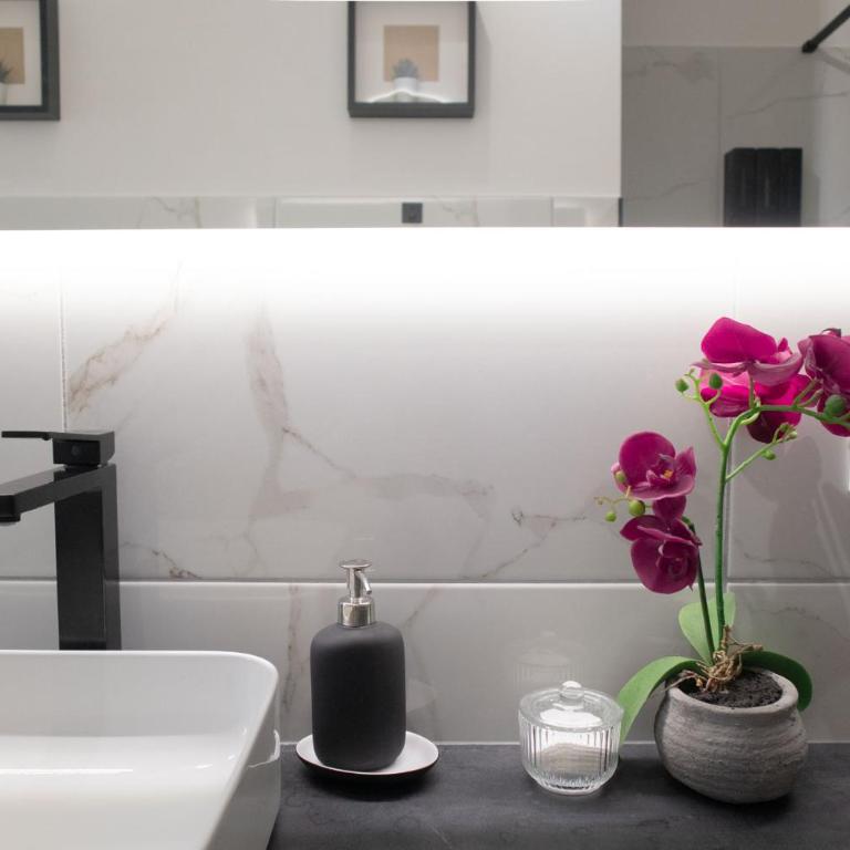 Sara's Home - Modern Apartment Near Metro, Perfect for Families and Groups in Rome - Appartamento con 3 Camere da Letto - 48
