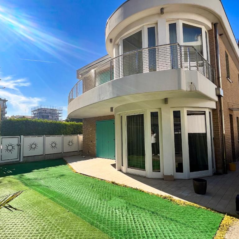 VILLA RENZO- PARCHEGGIO E GIARDINO PRIVATI a pochi passi dal mare - Appartamento con 2 Camere da Letto - 1