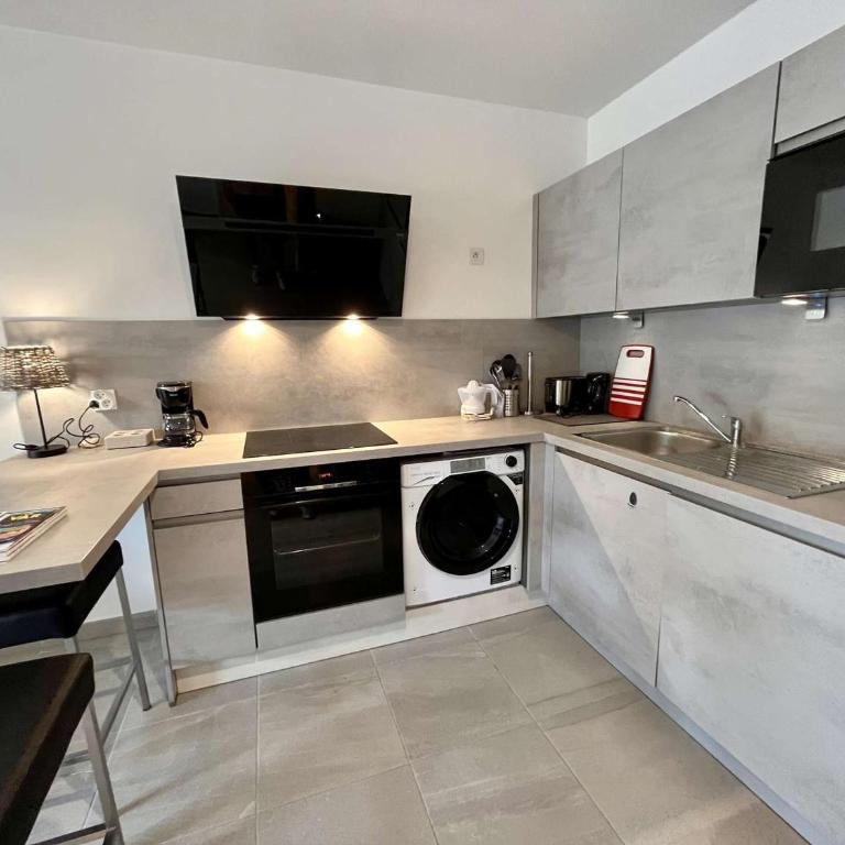 Appartement Neuf Climatisé, Terrasse, Parking, Plage à Pied, Cavalaire-sur-Mer - FR-1-226B-106 - Appartement - 7