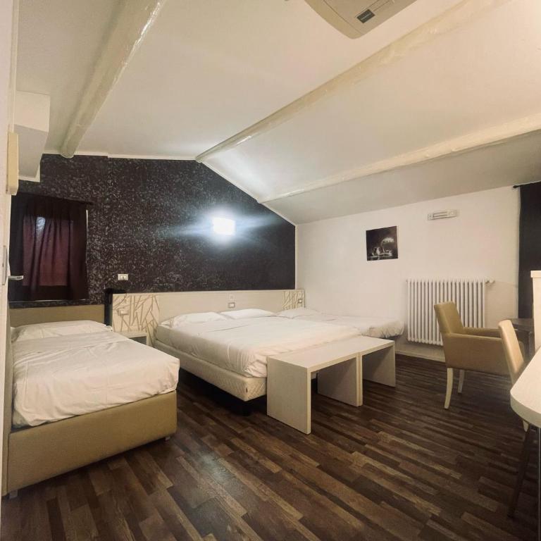 Hotel Holiday- Alla Finestrella - Camera Quadrupla - 2