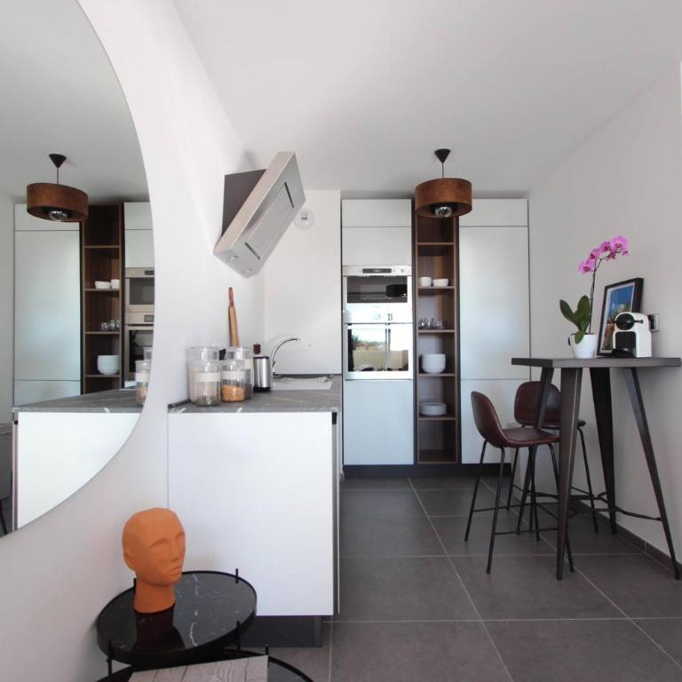 Sun Paradise SeaView&Terrace Parking&Pool - Appartement - Vue sur Jardin - 5