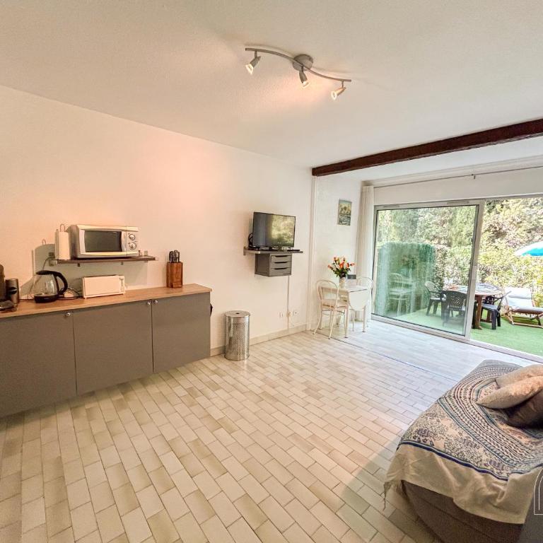 Studio rez de jardin dans résidence avec piscine - Studio - 19