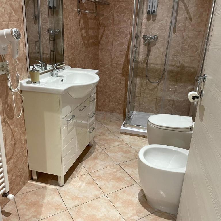 Fiera camera - Camera Tripla Comfort con Doccia - 9