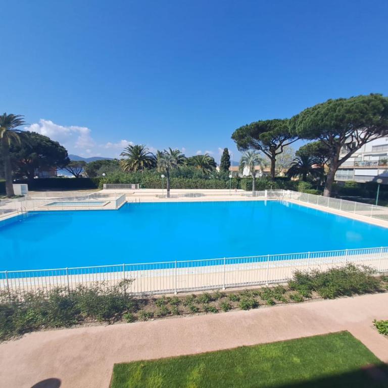 TROPCOQ - Au coeur de St-Tropez - Studio cabine pour 2 personnes - Appartement - Vue sur Piscine - 1