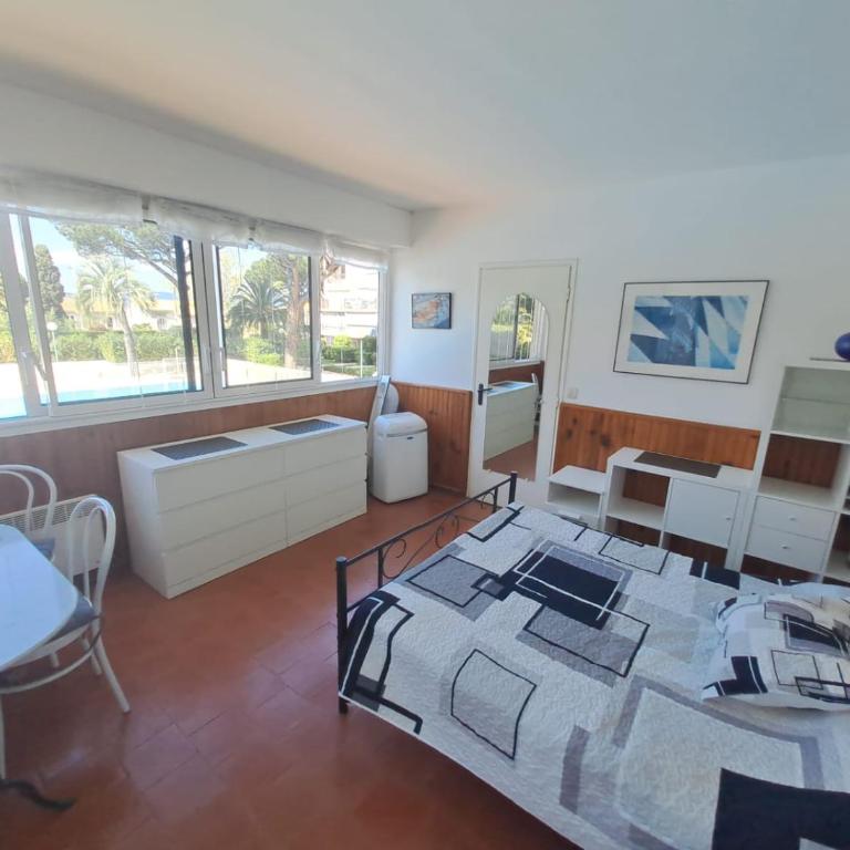 TROPCOQ - Au coeur de St-Tropez - Studio cabine pour 2 personnes - Appartement - Vue sur Piscine - 15