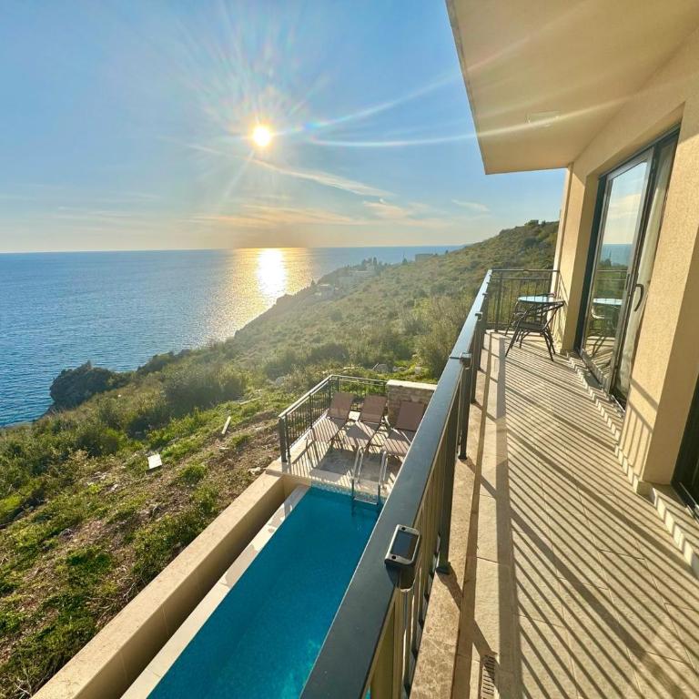 Apartments Azimut Rezevici - Four-Bedroom Luxury Apartment - 1