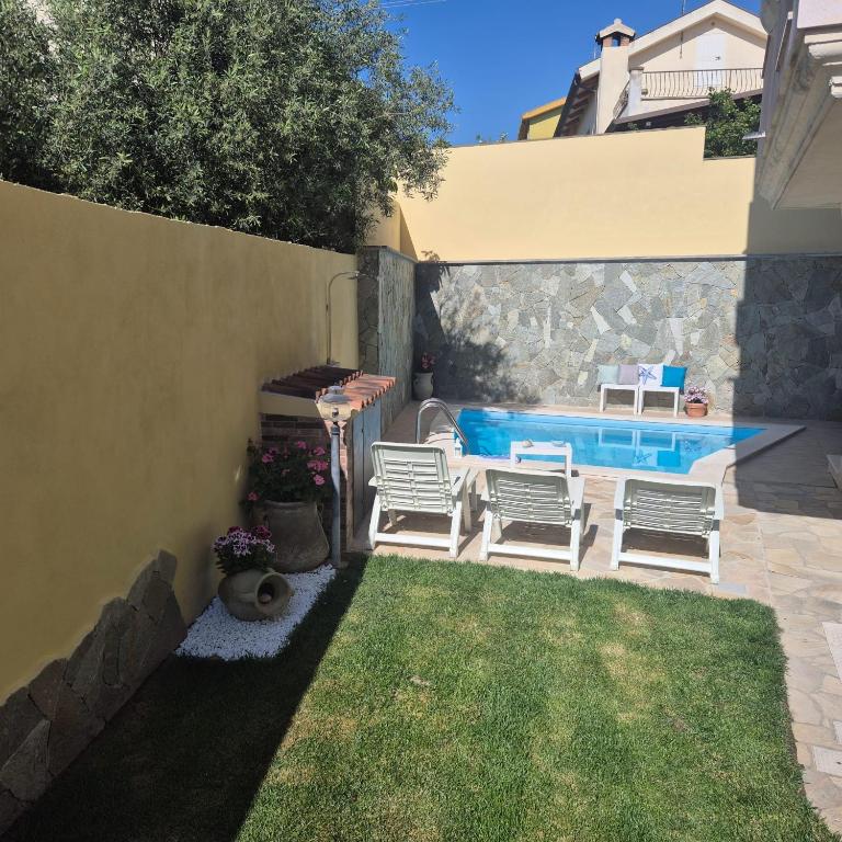 exclusive use swimming pool available from 1May to 30 October - Two-Bedroom House - 17