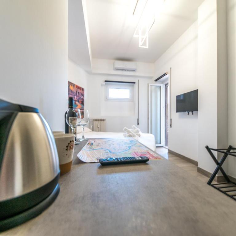 Domus Garbatella - Double Room with Balcony - 9