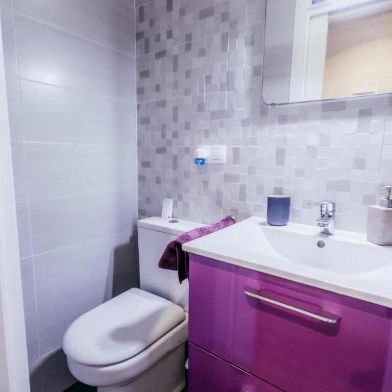 Queen Apt, 2min to Beach, Terrace, 3BD, 6PAX - Three-Bedroom Apartment - 6