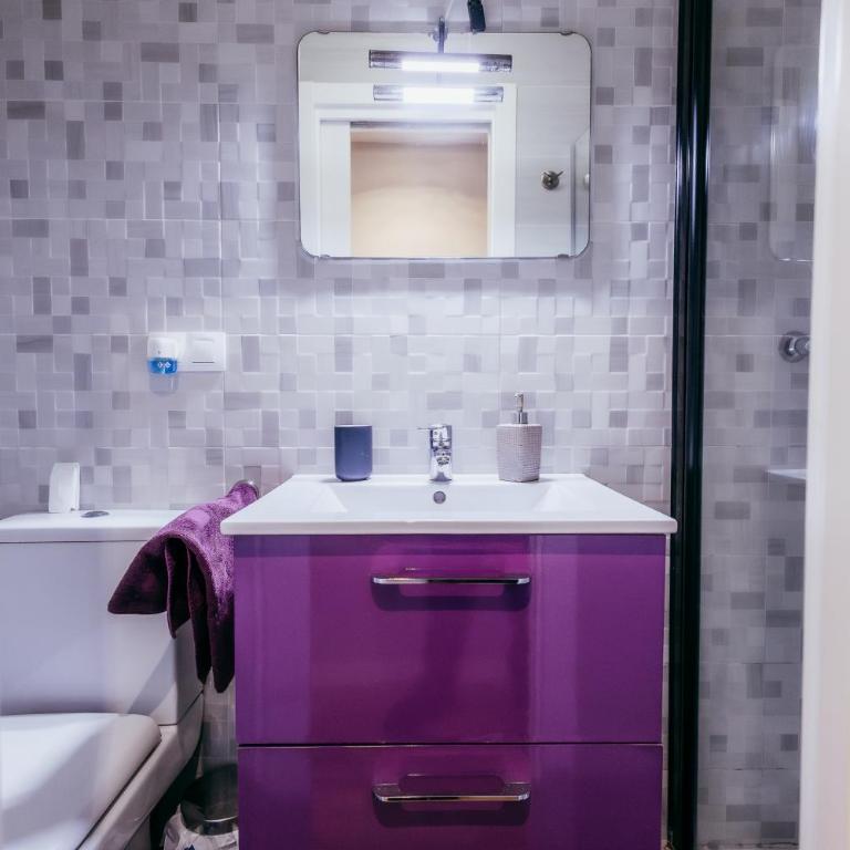 Queen Apt, 2min to Beach, Terrace, 3BD, 6PAX - Three-Bedroom Apartment - 7