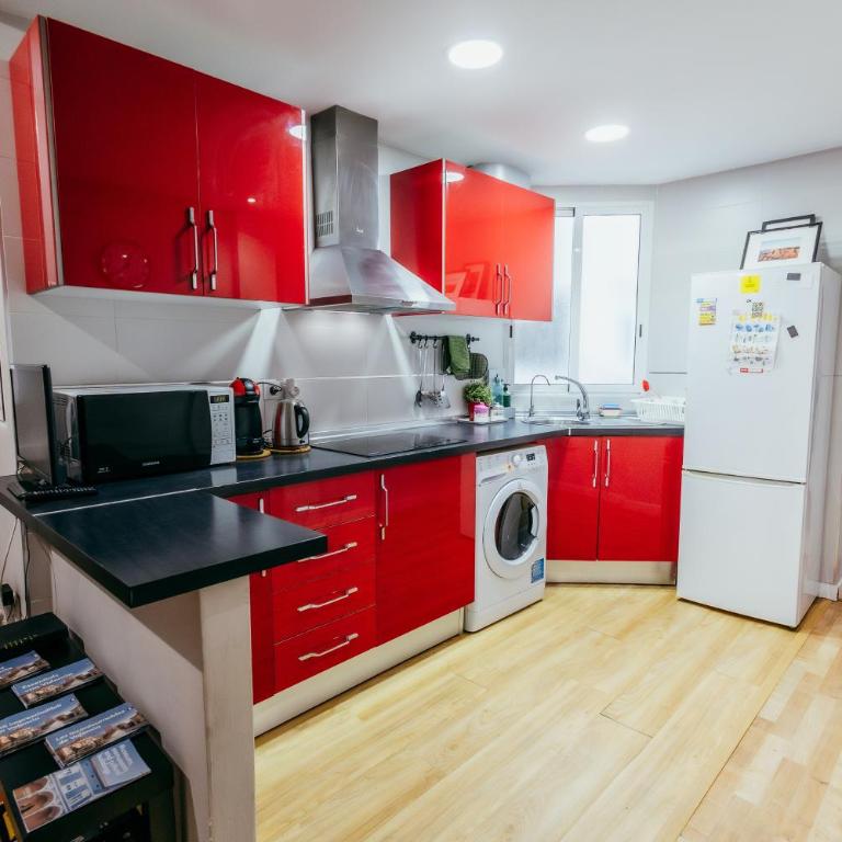 Queen Apt, 2min to Beach, Terrace, 3BD, 6PAX - Three-Bedroom Apartment - 10