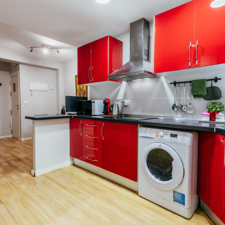 Queen Apt, 2min to Beach, Terrace, 3BD, 6PAX - Three-Bedroom Apartment - 11