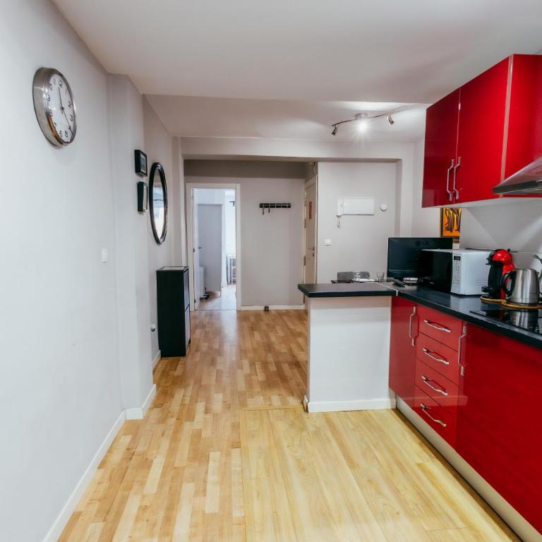 Queen Apt, 2min to Beach, Terrace, 3BD, 6PAX - Three-Bedroom Apartment - 9