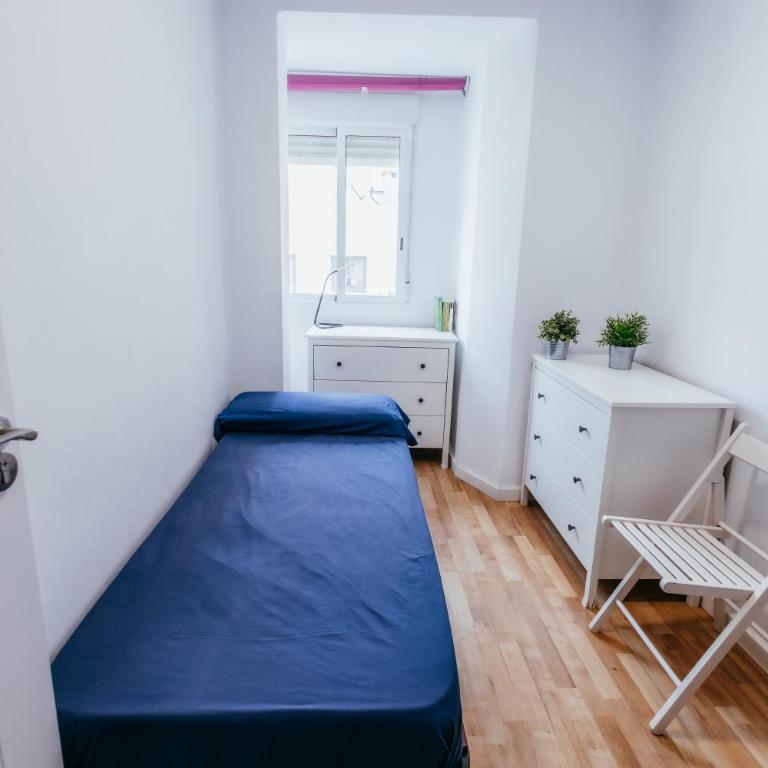 Queen Apt, 2min to Beach, Terrace, 3BD, 6PAX - Three-Bedroom Apartment - 4