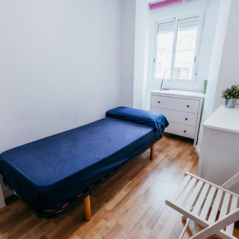 Queen Apt, 2min to Beach, Terrace, 3BD, 6PAX - Three-Bedroom Apartment - 14