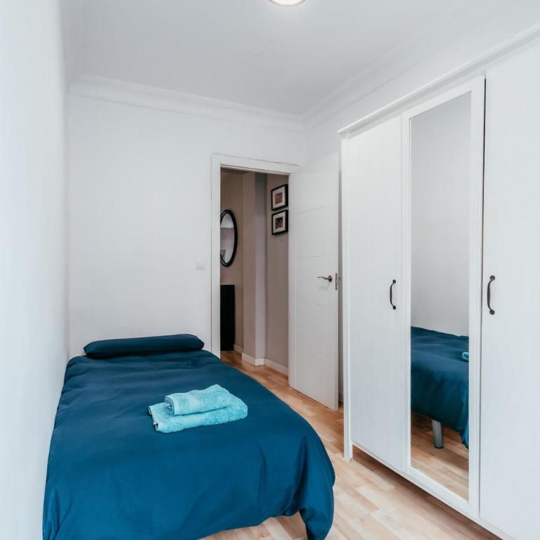 Queen Apt, 2min to Beach, Terrace, 3BD, 6PAX - Three-Bedroom Apartment - 3