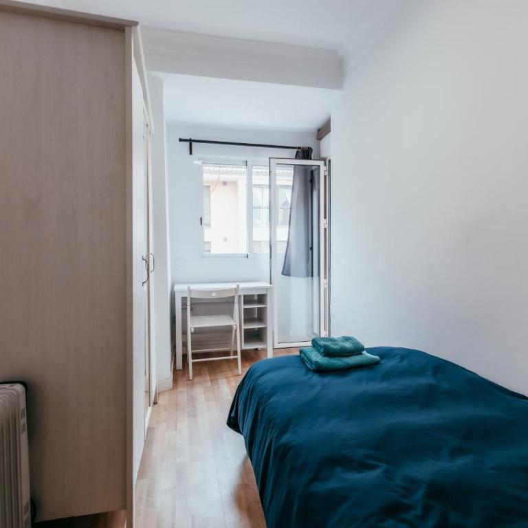 Queen Apt, 2min to Beach, Terrace, 3BD, 6PAX - Three-Bedroom Apartment - 15