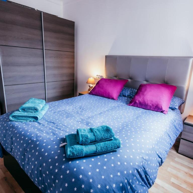 Queen Apt, 2min to Beach, Terrace, 3BD, 6PAX - Three-Bedroom Apartment - 16