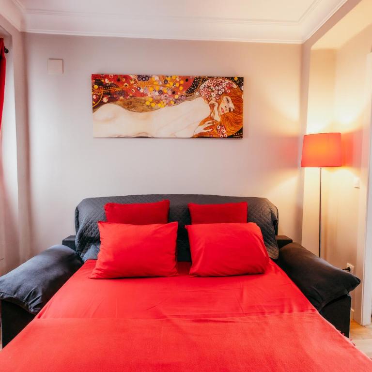 Queen Apt, 2min to Beach, Terrace, 3BD, 6PAX - Three-Bedroom Apartment - 24