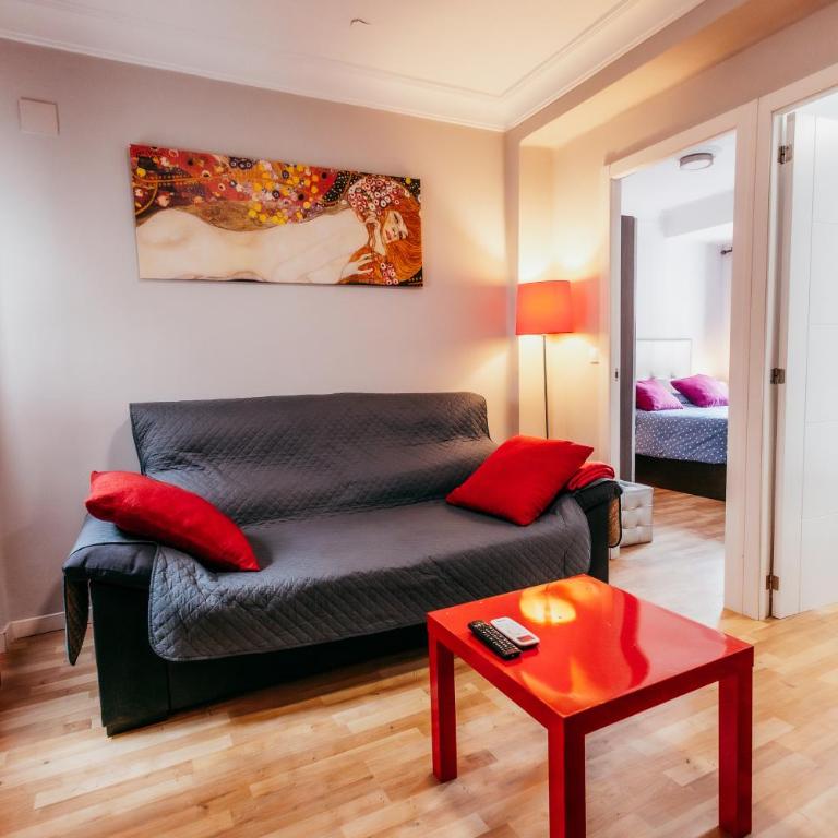 Queen Apt, 2min to Beach, Terrace, 3BD, 6PAX - Three-Bedroom Apartment - 21