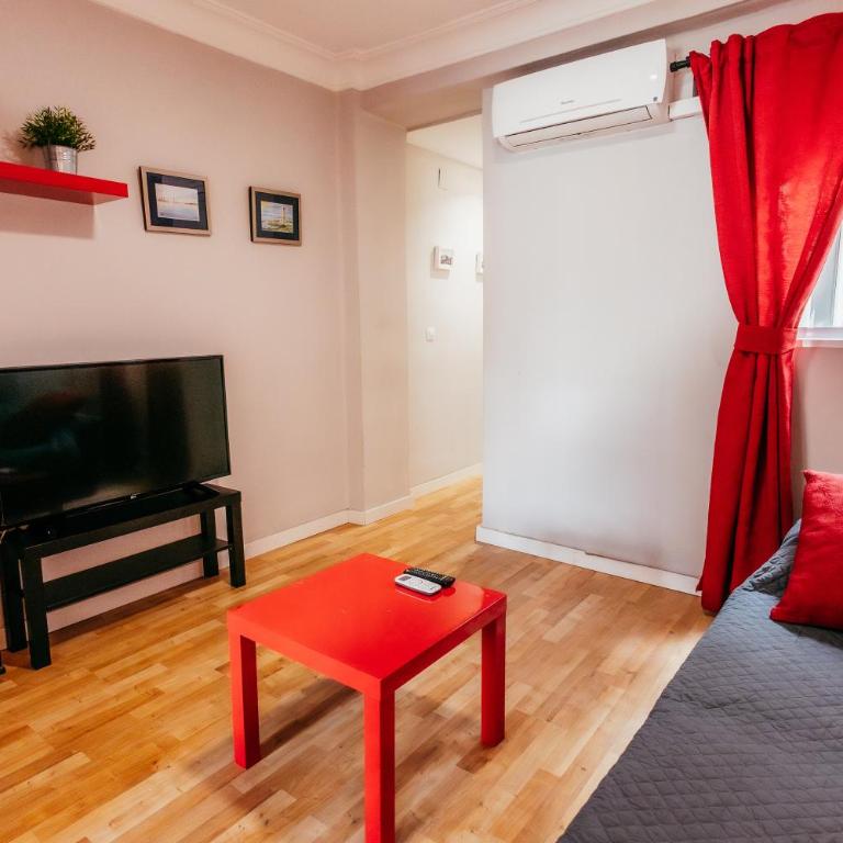 Queen Apt, 2min to Beach, Terrace, 3BD, 6PAX - Three-Bedroom Apartment - 5