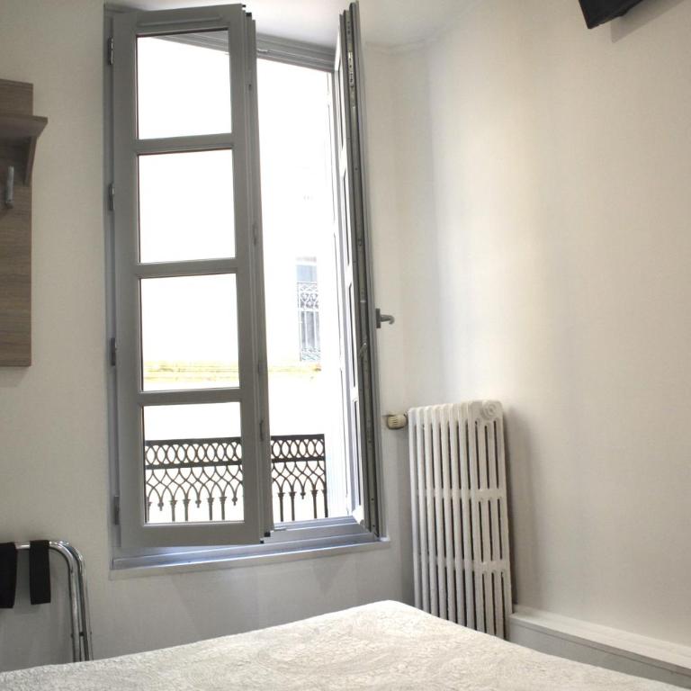 Hôtel Concorde - Centre ville de Nimes - Chambre Double Économique avec Toilettes Communes - 1