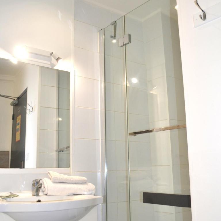 Hôtel Concorde - Centre ville de Nimes - Chambre Double Économique avec Toilettes Communes - 4