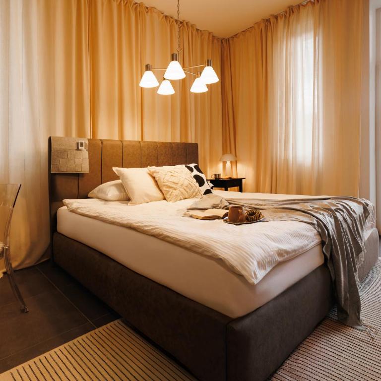 Creative Shelter 108m2 with Balcony Old Town - Three-Bedroom Premium Apartment with Balcony - 10
