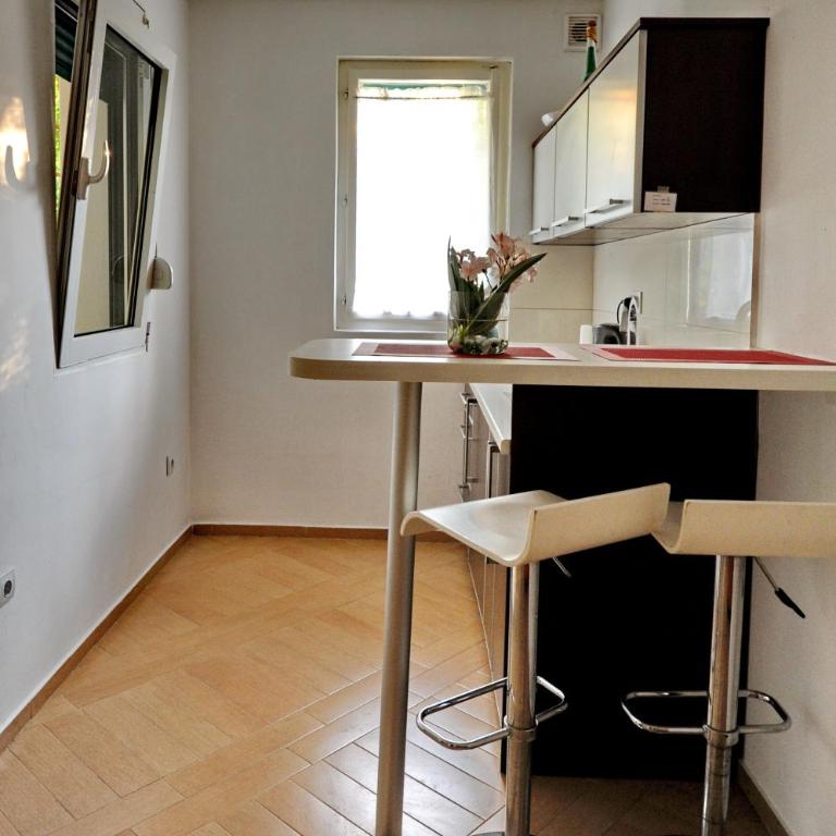 Apartments Kriva Ulica - One-Bedroom Apartment with Sofa Bed and Terrace - 3