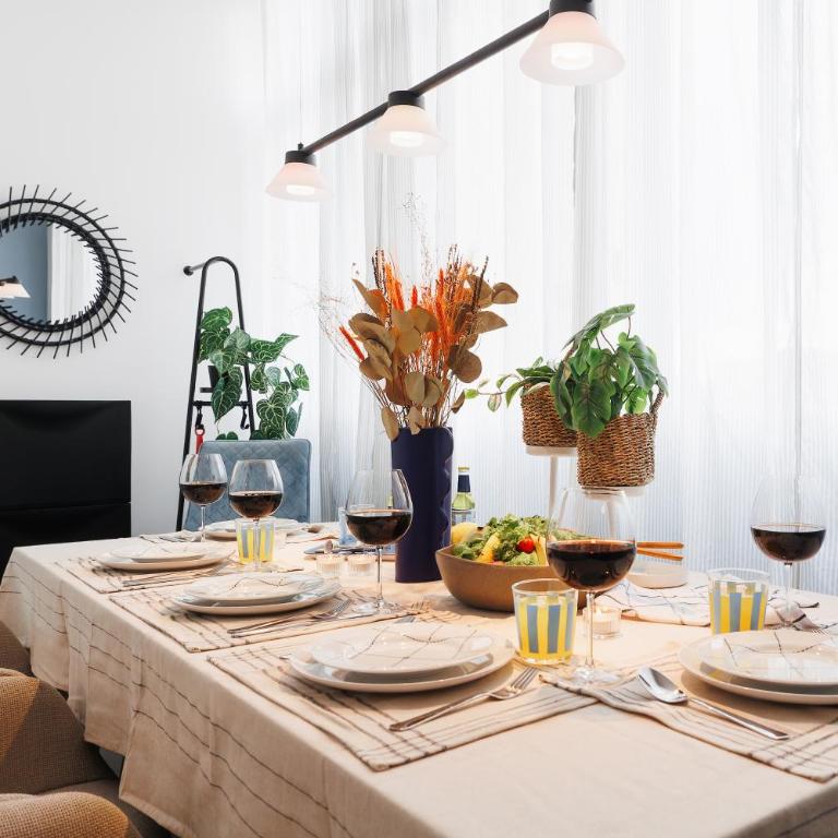Creative Shelter 108m2 with Balcony Old Town - Three-Bedroom Premium Apartment with Balcony - 4