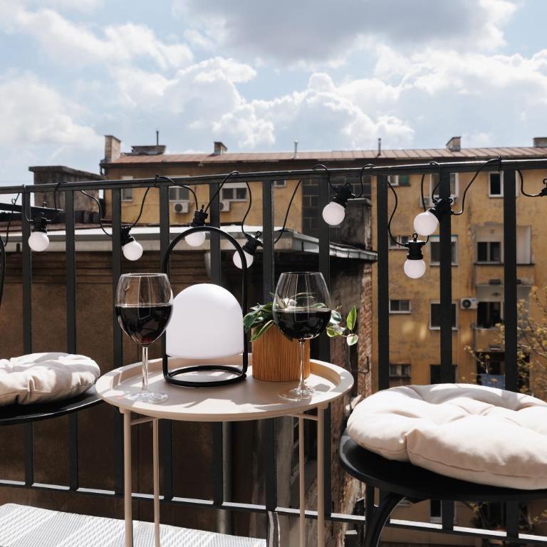 Creative Shelter 108m2 with Balcony Old Town - Three-Bedroom Premium Apartment with Balcony - 2