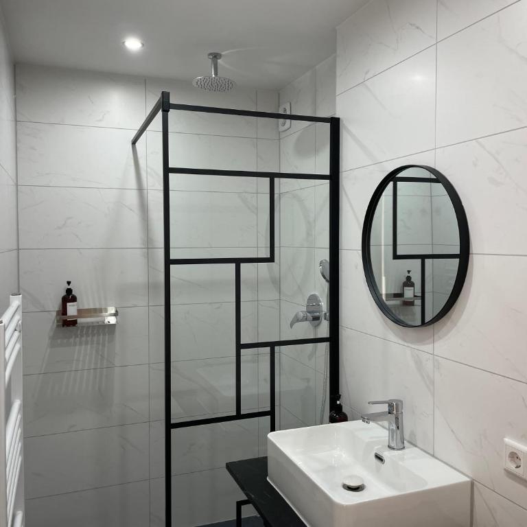 Urban Bliss Newly Renovated - Apartment - 9