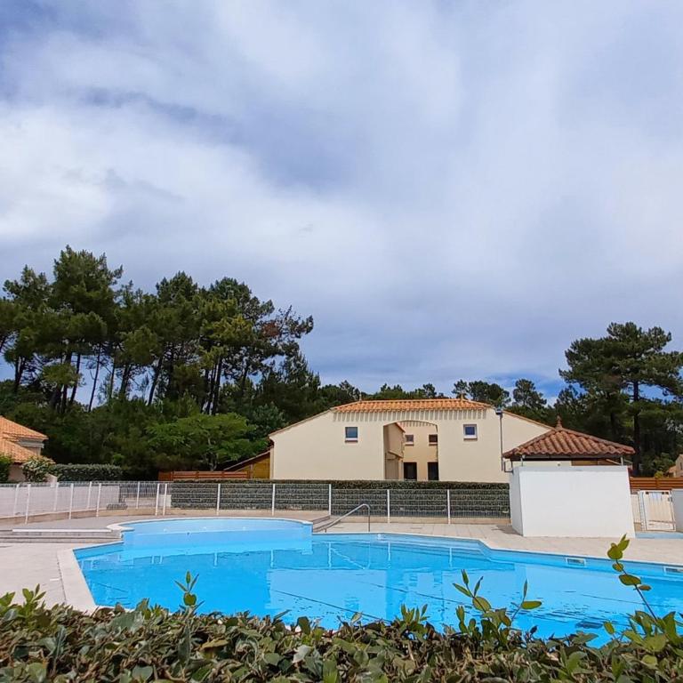 Maison chaleureuse avec piscine collective, près de la forêt, WiFi, parking privé - FR-1-323-441 - Maison de Vacances - 22