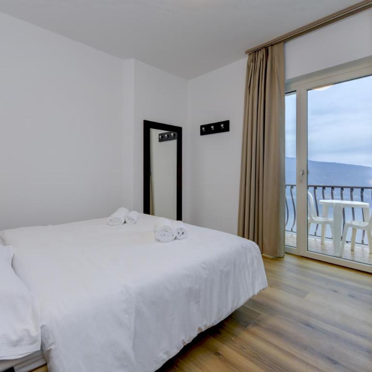 Hotel Bellavista - Camera Comfort Matrimoniale/Doppia con Letti Singoli con Vista Lago - 17