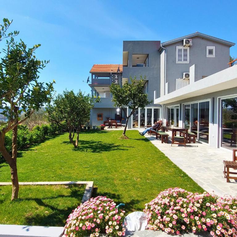 Mio Monte Apartments - Free Parking and Wi-Fi - Calm, Garden, See and Mountain View, Tivat - Porto Montenegro 2km - Studio Apartment with Balcony - 1
