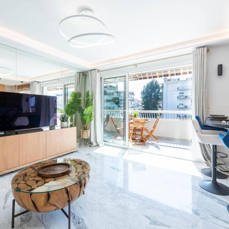 Spacious 1-Br Apartment with Terrace Heart of Cannes - Apartment - 1