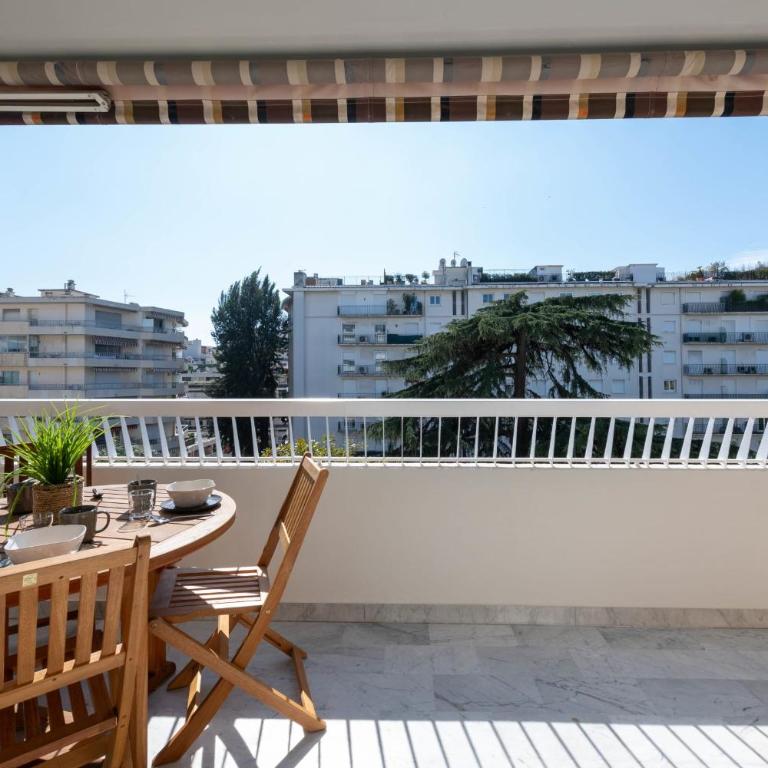 Spacious 1-Br Apartment with Terrace Heart of Cannes - Apartment - 2