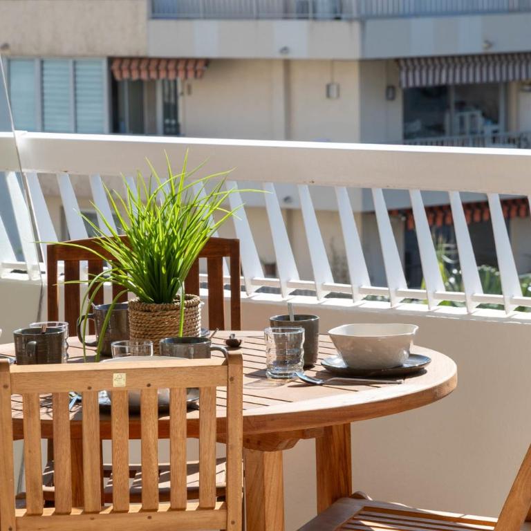Spacious 1-Br Apartment with Terrace Heart of Cannes - Apartment - 12