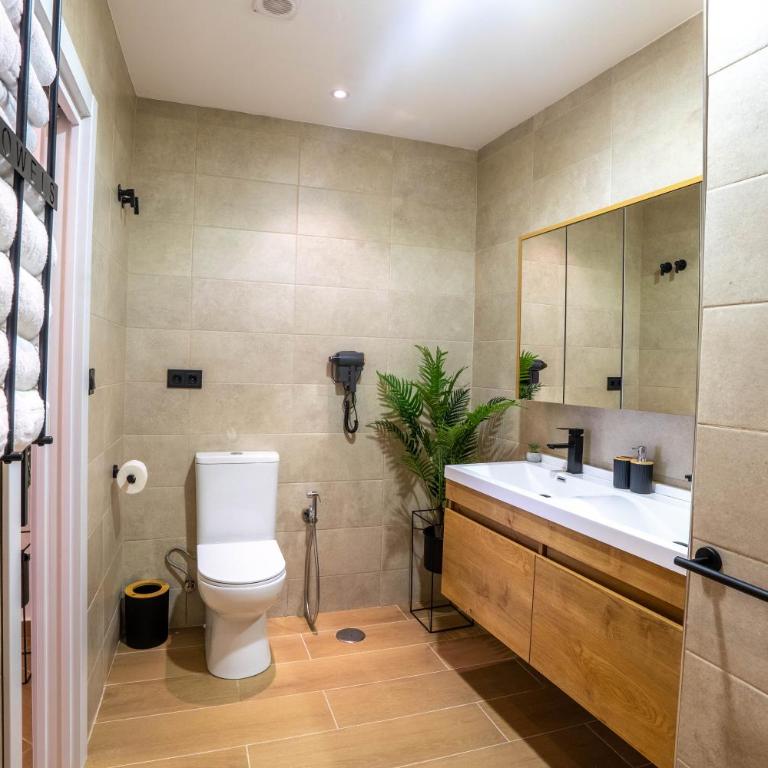 Novaotel Malaga - Habitación Cuádruple con balcón - 8