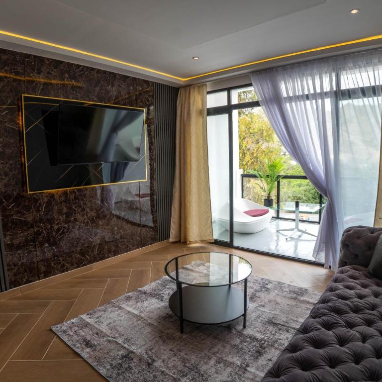 Novaotel Malaga - Habitación Triple con vistas a la montaña - 2