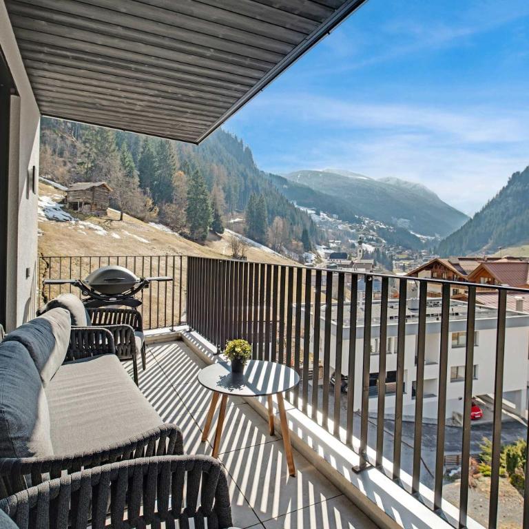 Alpine Chic - Fireplace Views & Ski Resorts - Apartment - 2